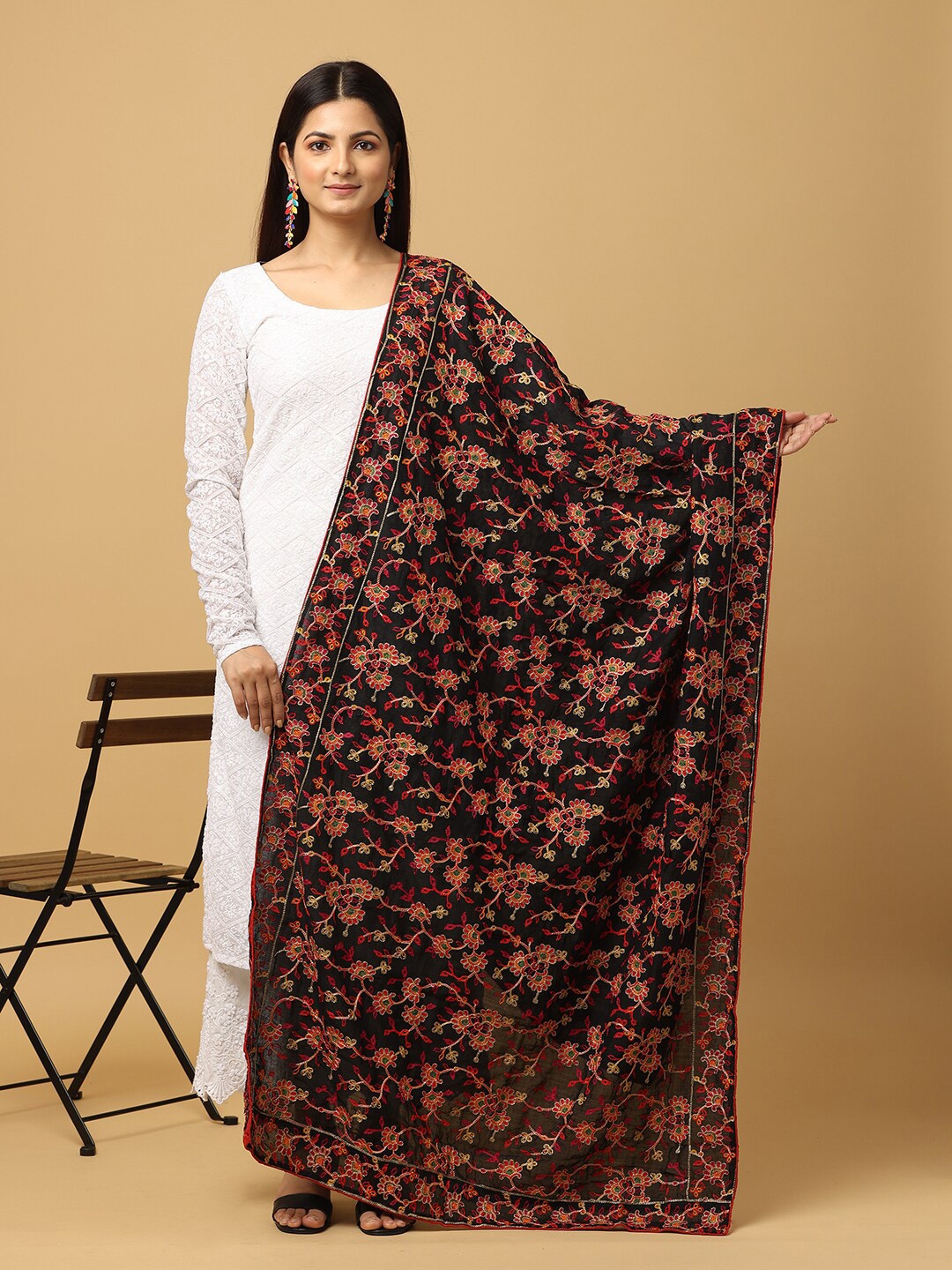 

VASTRANAND Floral Embroidered Dupatta, Black