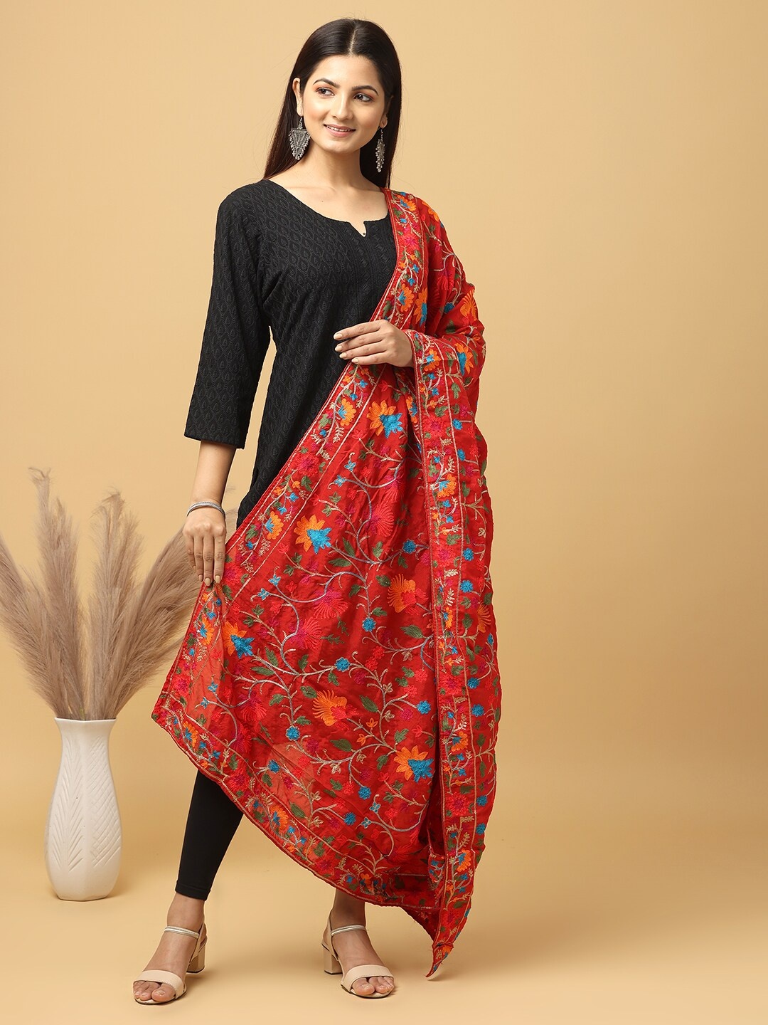 

VASTRANAND Floral Embroidered Dupatta, Red