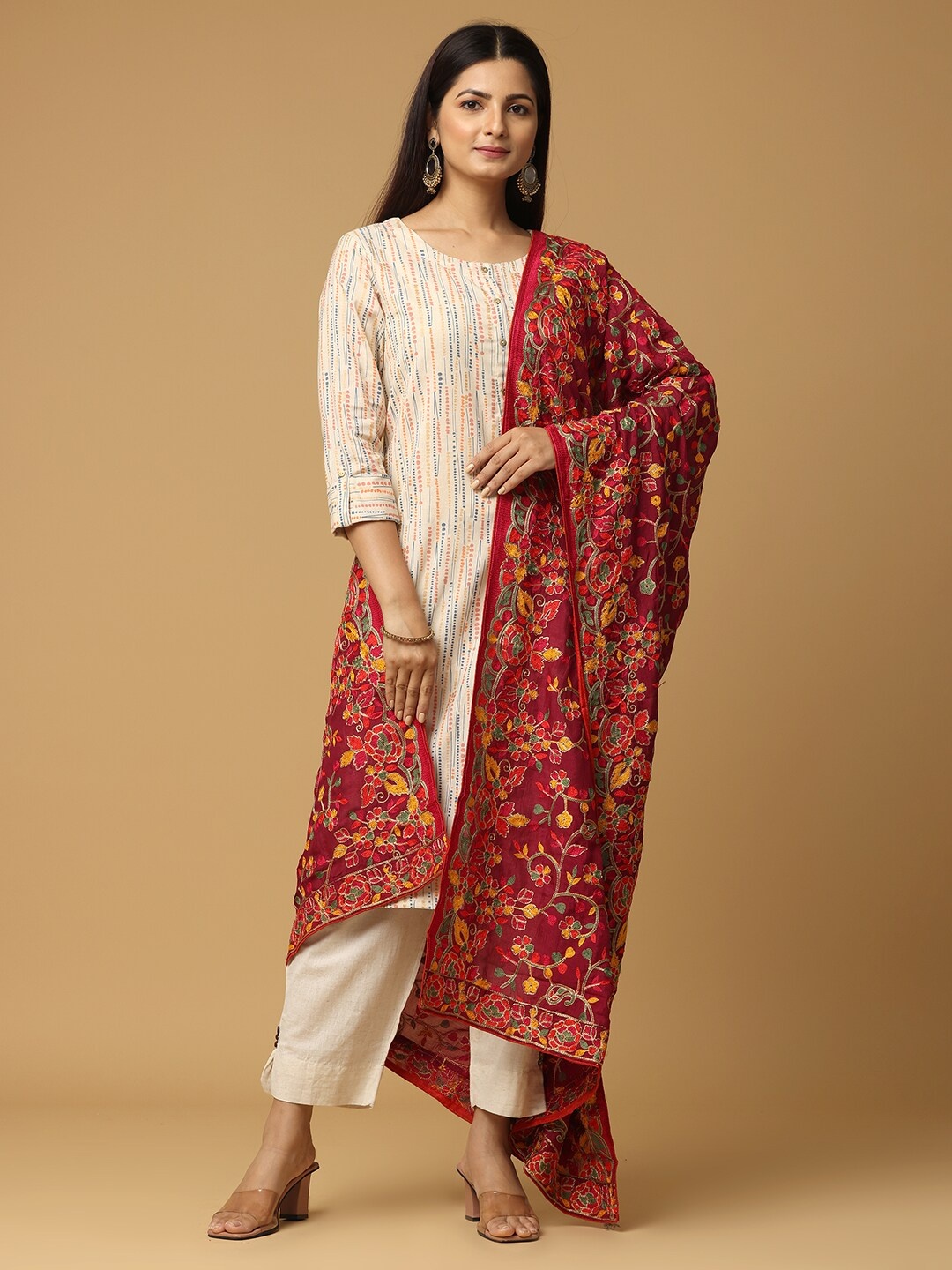 

VASTRANAND Floral Embroidered Dupatta, Red