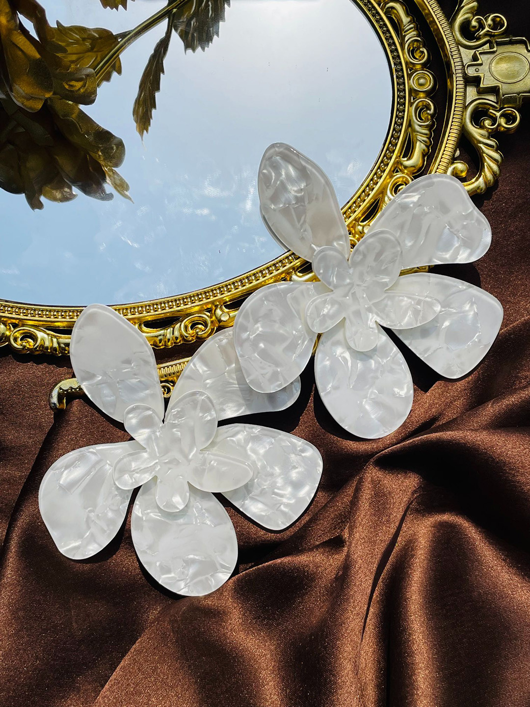 

ISHKAARA Floral Studs Earrings, White