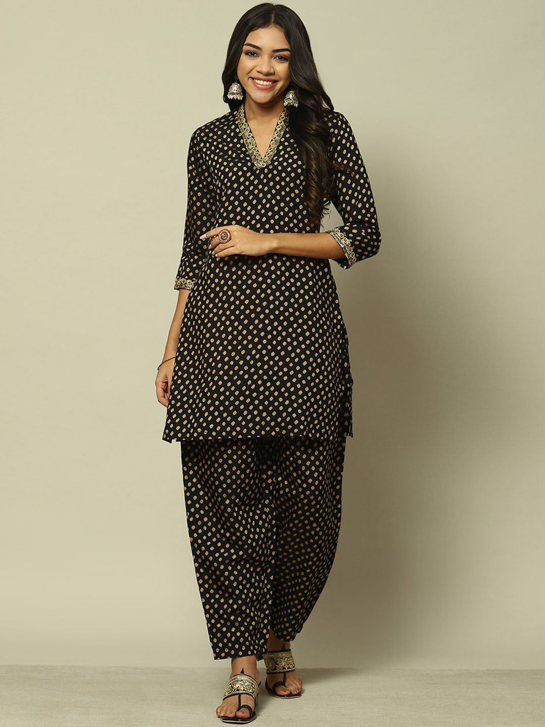 

Rangriti Geometric Printed Regular Sequinned Kurta With Trousers, Black