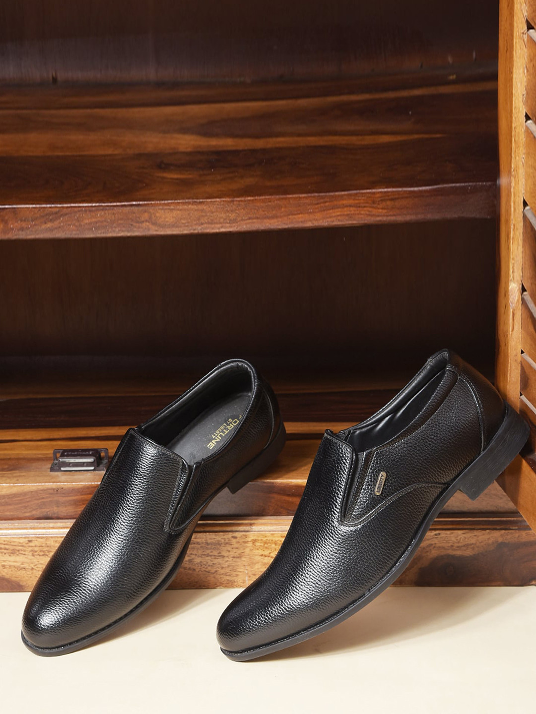 

Liberty Men Textured Formal Loafers, Black