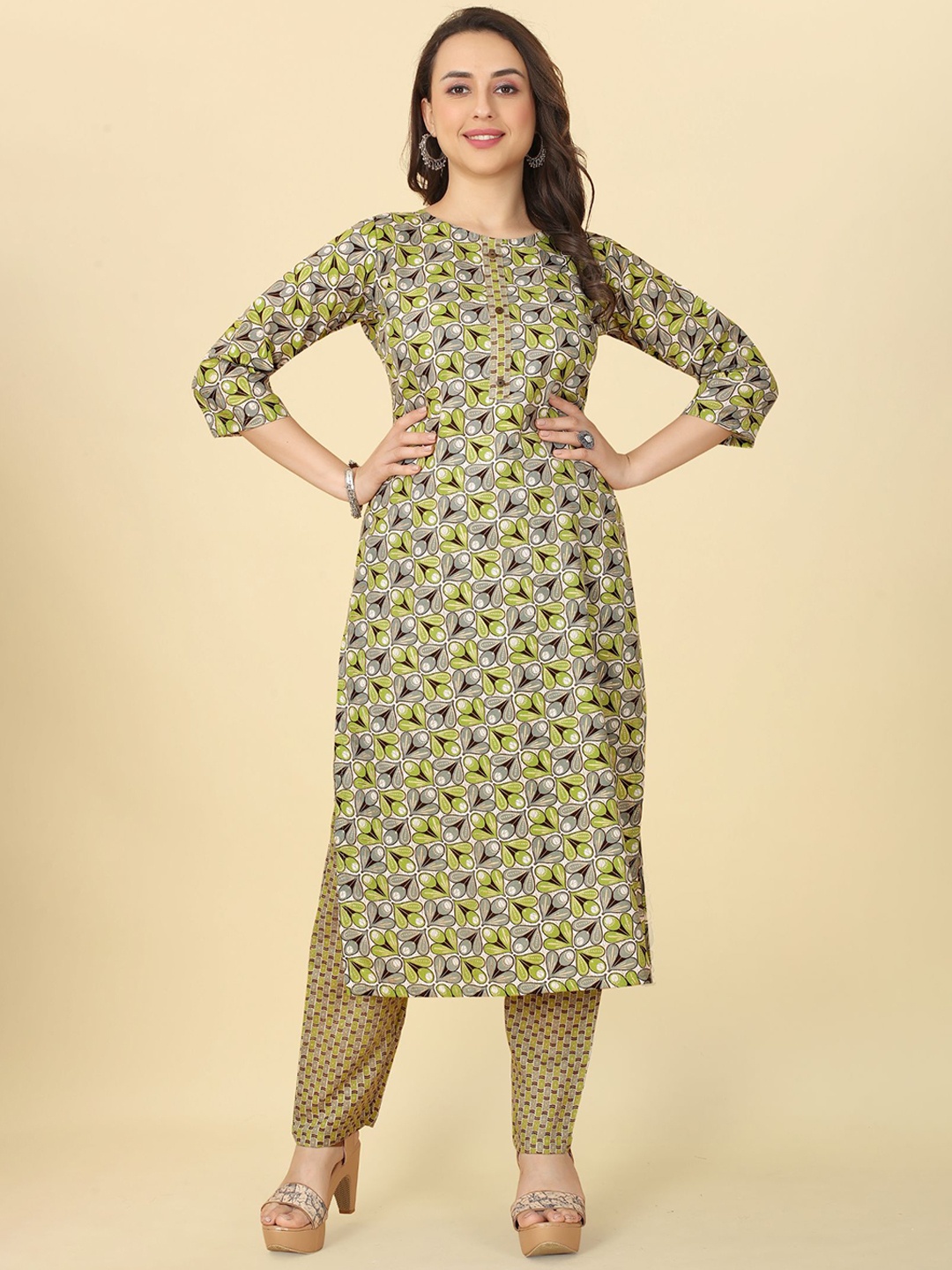 

Bridha Floral Printed Regular Kurta With Trousers, Green