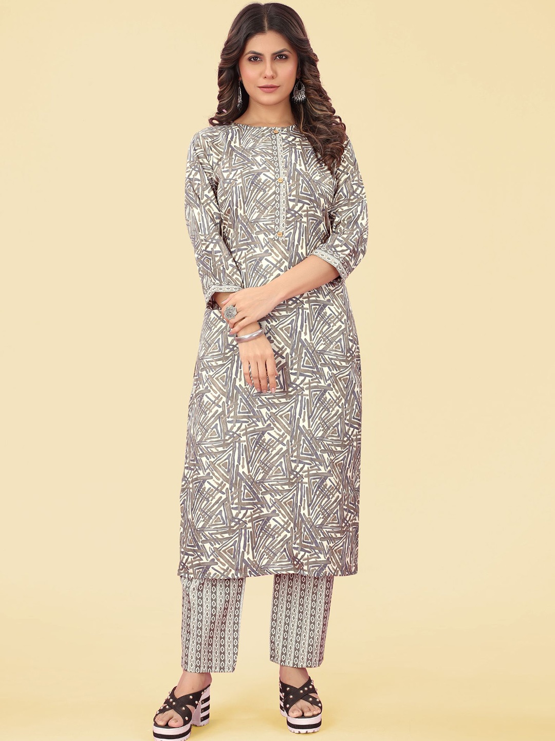 

Bridha Geometric Printed Boat Neck Straight Kurta with Trousers, Grey