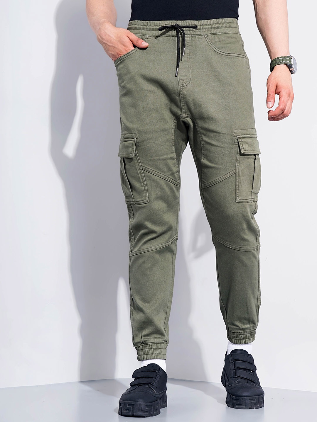 

Celio Men Mid-Rise Cotton Cargos Trousers, Olive