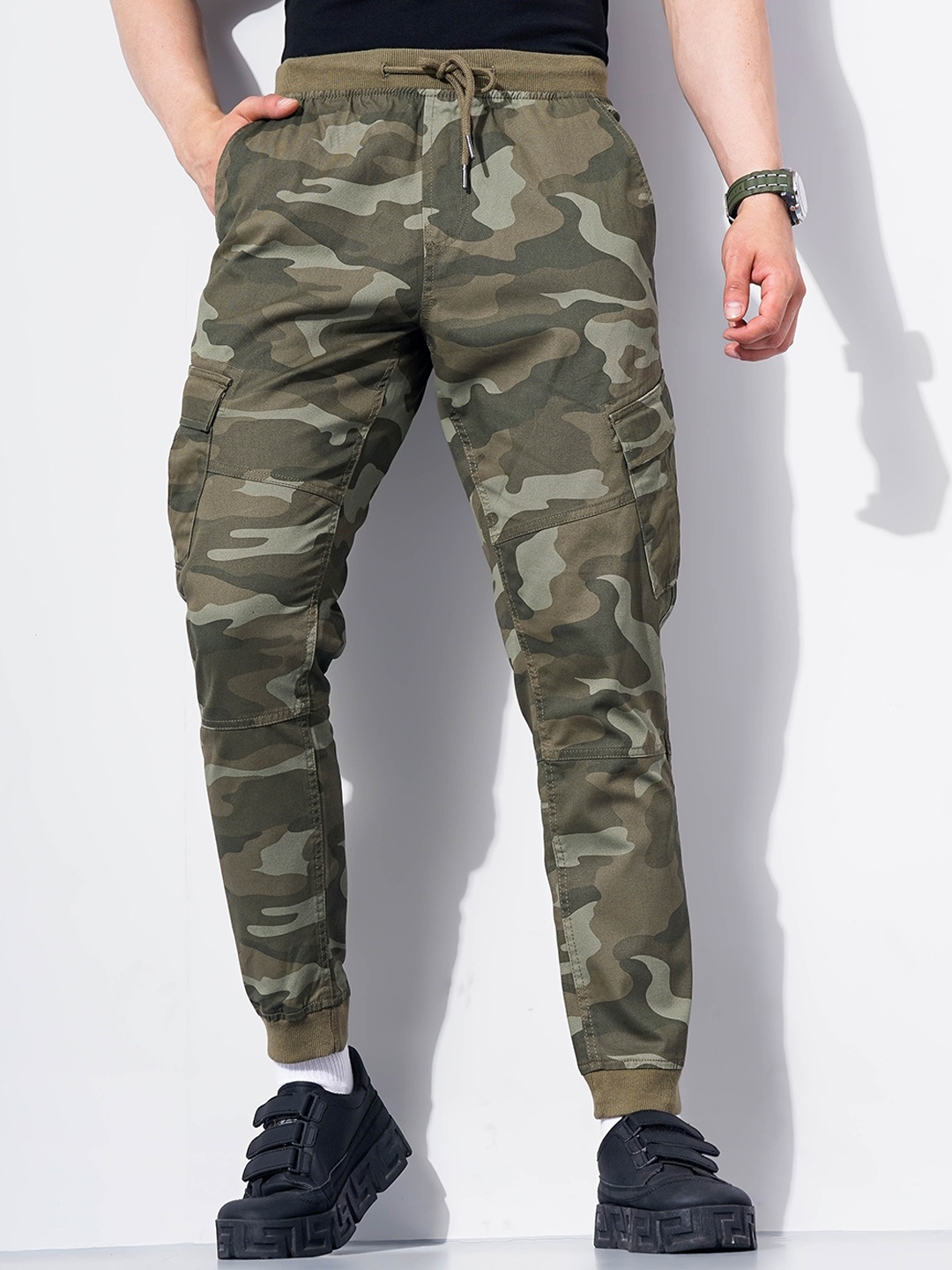 

Celio Men Camouflage Printed Cotton Cargos, Olive