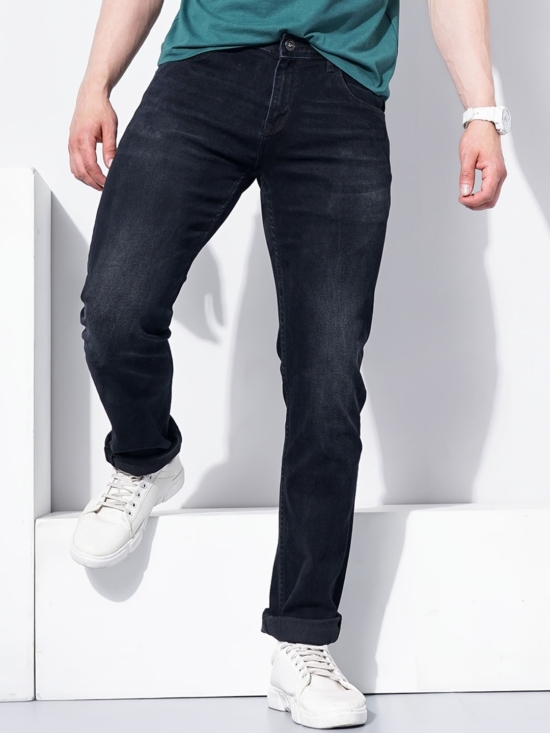 

Celio Men Jean Regular Fit Whiskers and Chevrons Clean Look Light Fade Cotton Jeans, Black