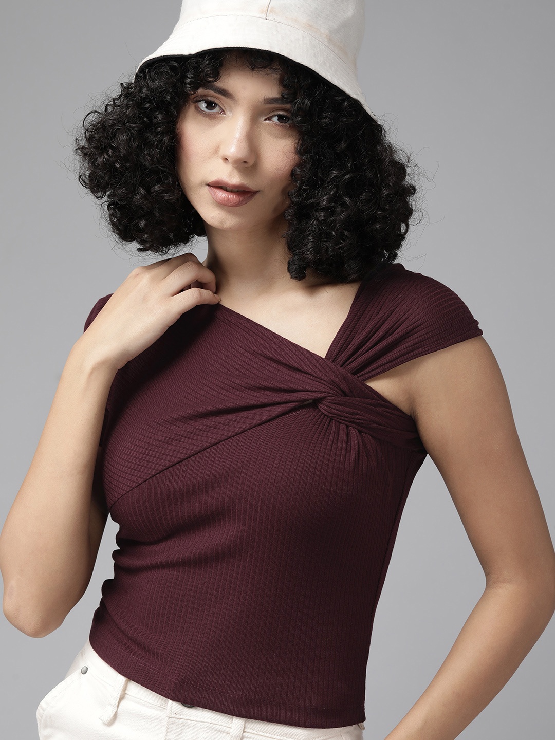 

The Roadster Lifestyle Co. Twisted Detail Fitted Top, Maroon