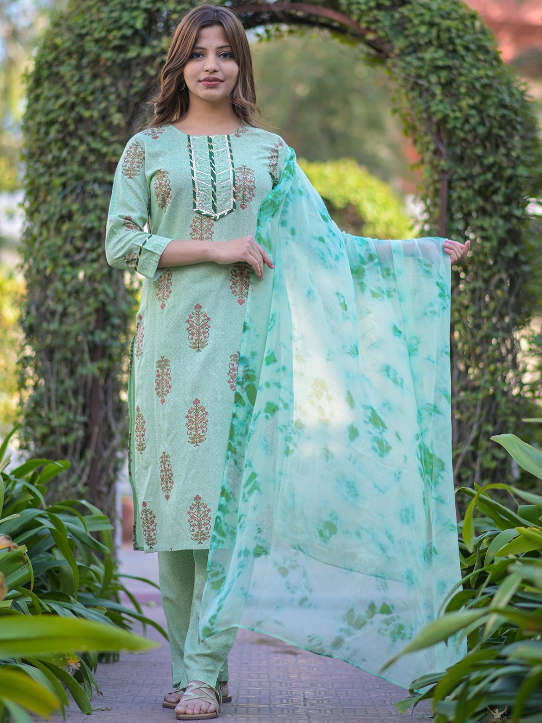 

misbis Women Ethnic Motifs Printed Kurta with Trousers & With Dupatta, Green