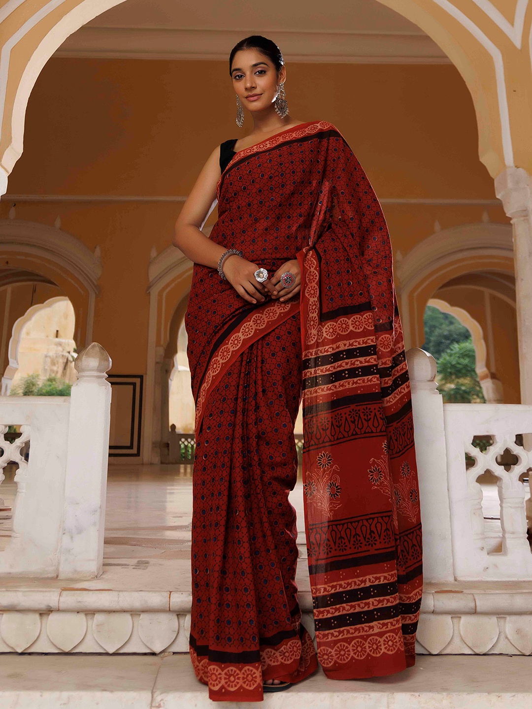 

Ragavi Ethnic Motifs Printed Pure Cotton Saree, Red