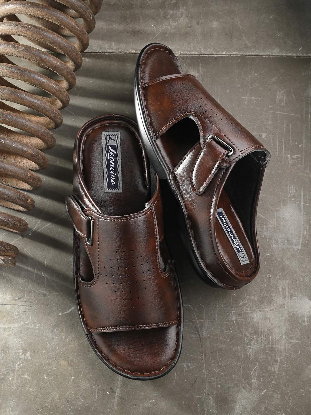 

LEONCINO Men Perforated Comfort Sandals, Brown