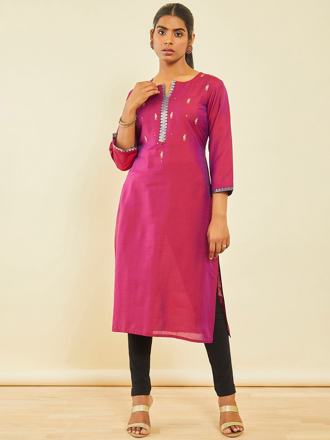 

Soch Ethnic Motifs Embroidered Notched Neck Sequinned Regular Kurta, Magenta