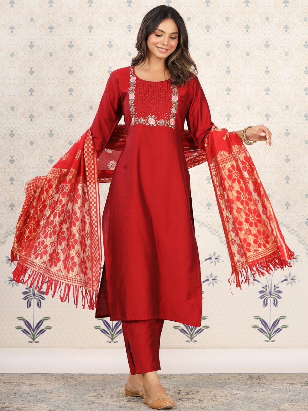 

Ode by House of Pataudi Floral Yoke Design Kurta With Trousers & Dupatta, Red