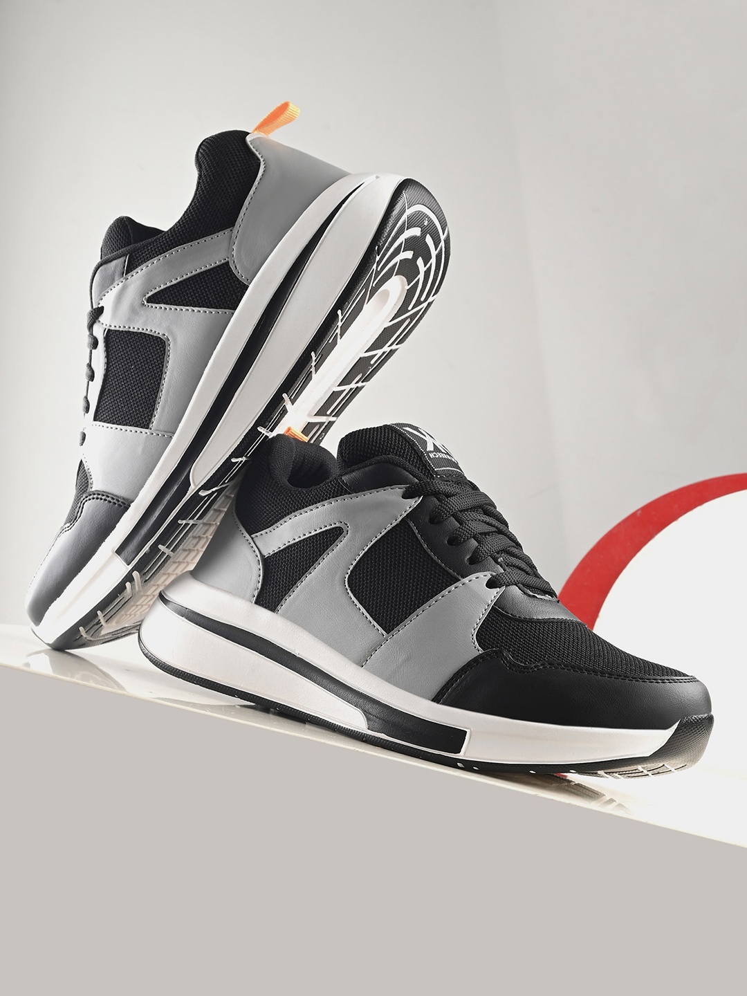 

Kook N Keech Men Black & Grey Colourblocked Lightweight Lace-Ups Sneakers