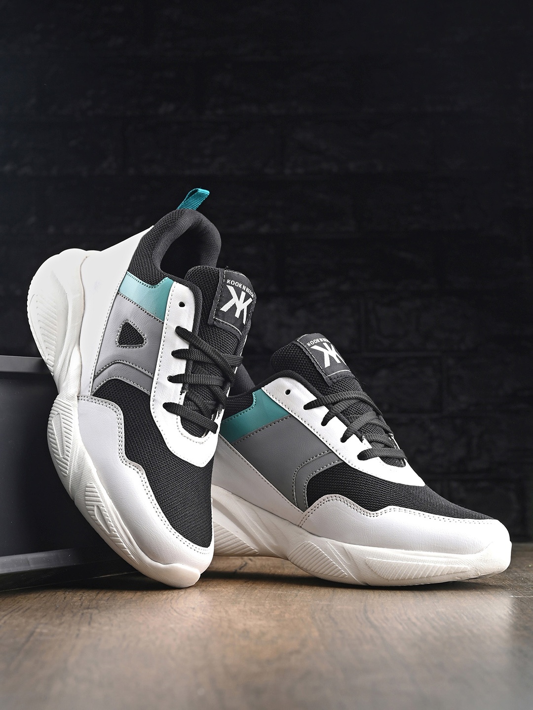 

Kook N Keech Men White & Grey Colourblocked Lightweight Lace-Ups Sneakers