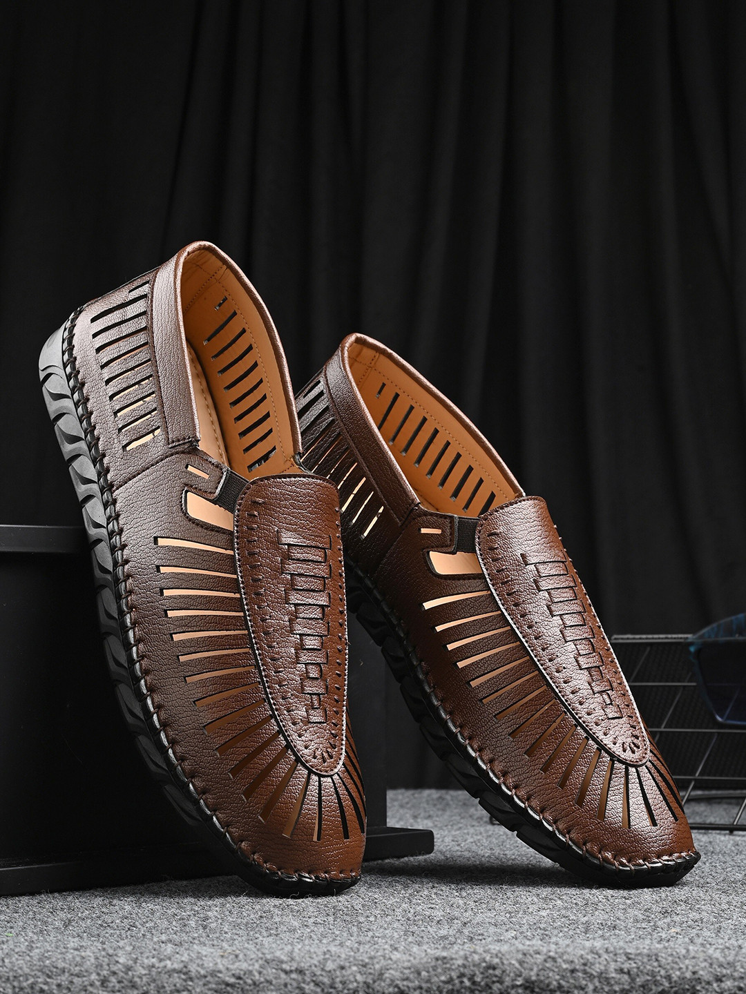 

El Paso Men Ethnic Shoe-Style Sandals With Laser Cuts, Brown