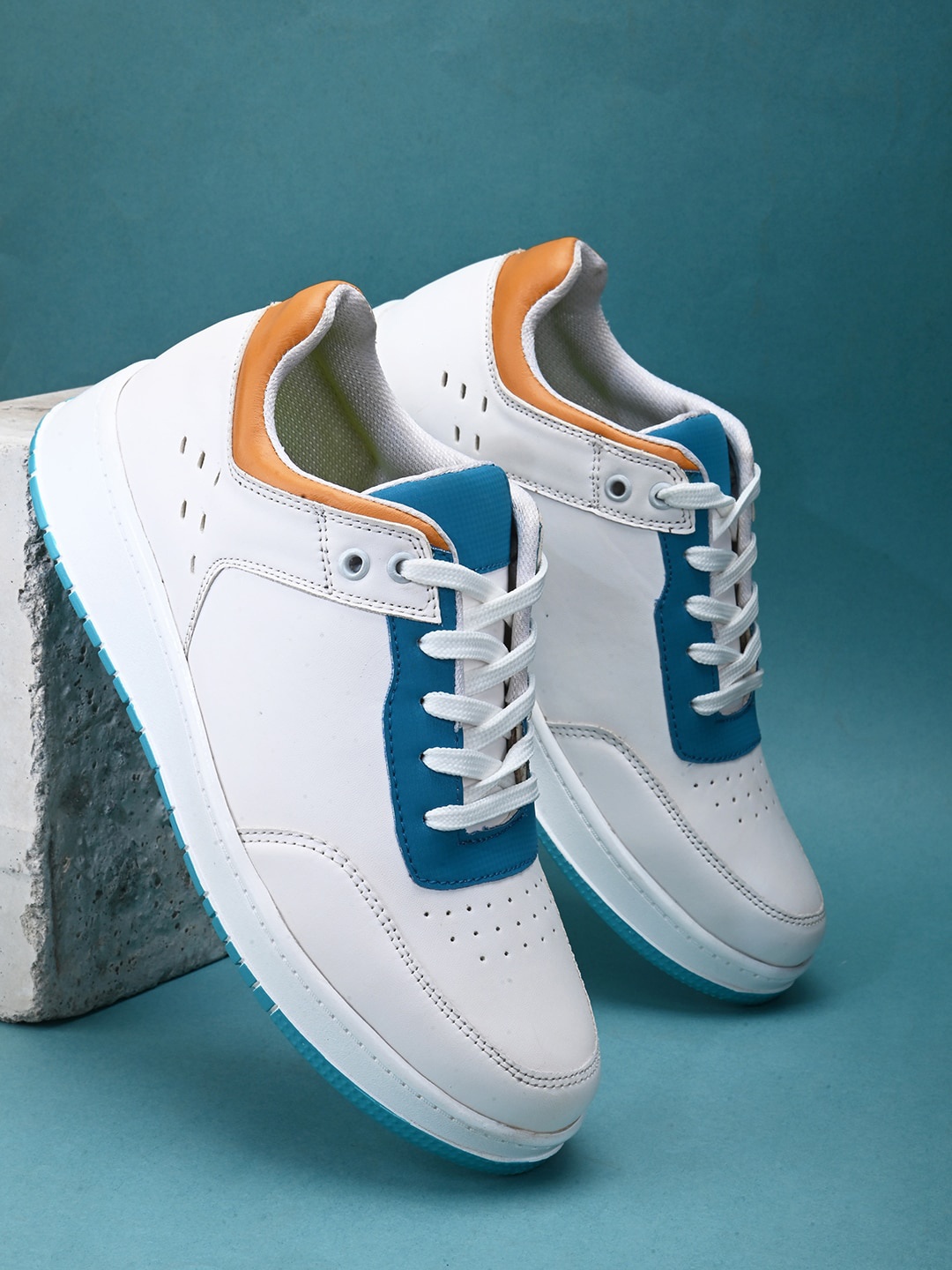 

Roadster Men White & Blue Colourblocked Lightweight Lace-Ups Sneakers