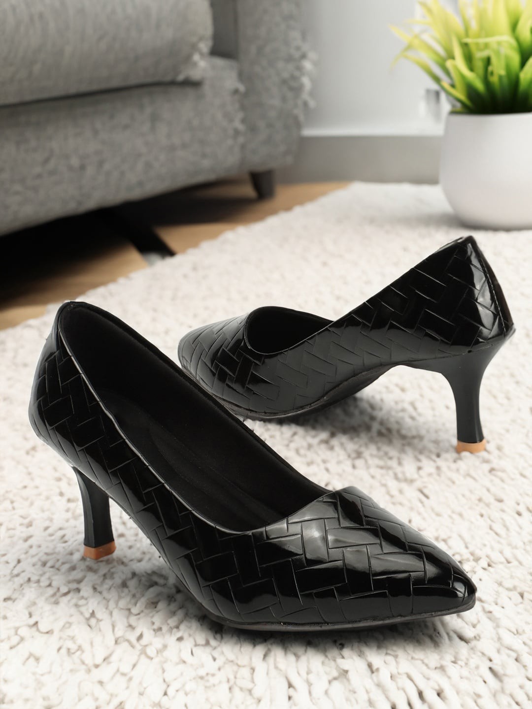 

DressBerry Black Textured Pointed Toe Slim Pumps