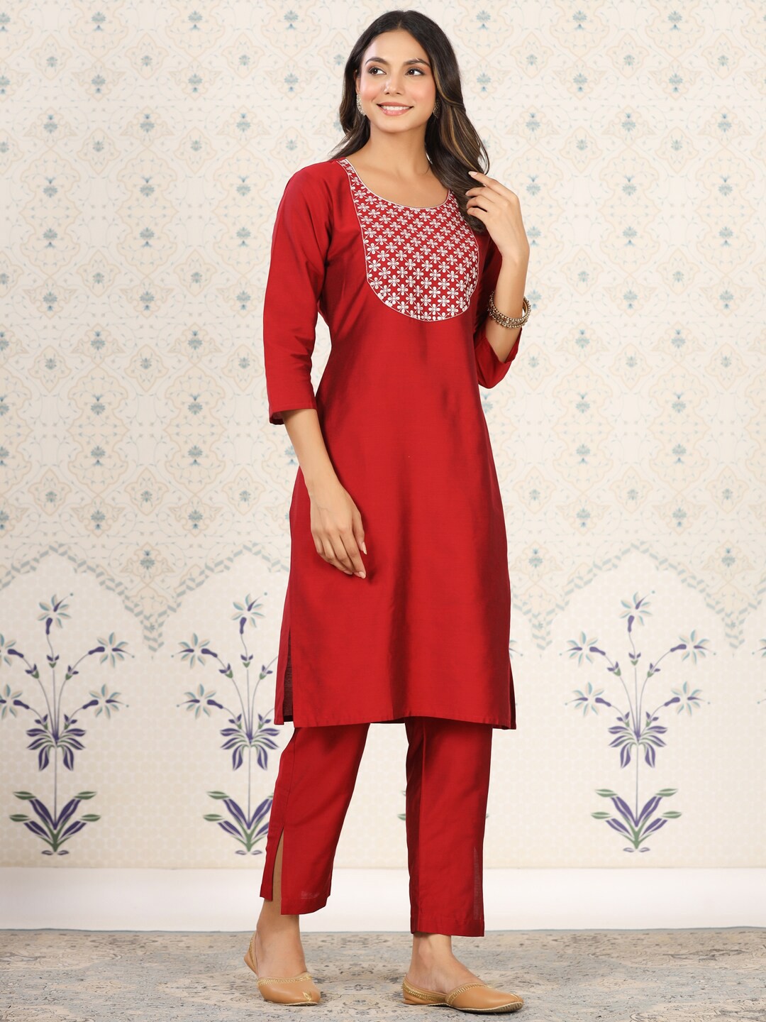 

Ode by House of Pataudi Floral Embroidered Yoke Sequined Straight Kurta with Trousers, Red