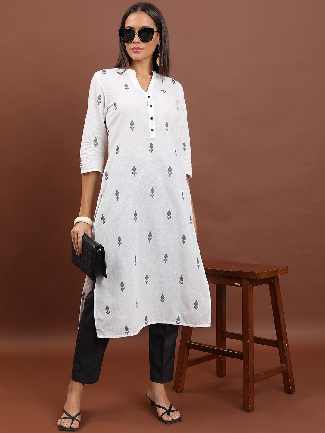 Vishudh Ethnic Motifs Embroidered Straight Kurta, Off white