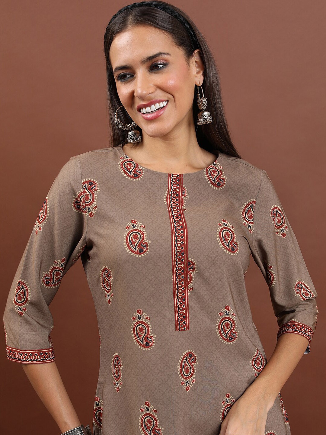 

Vishudh Paisley Printed Straight Kurta, Beige
