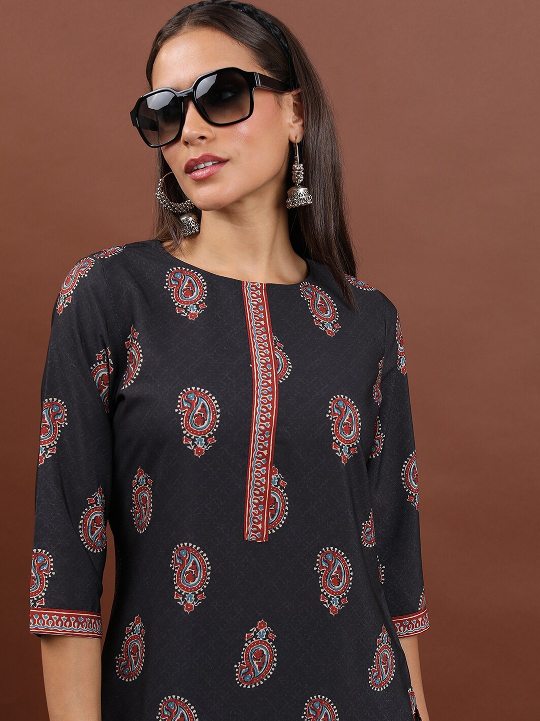 

Vishudh Ethnic Motifs Printed Boat Neck Kurta, Black