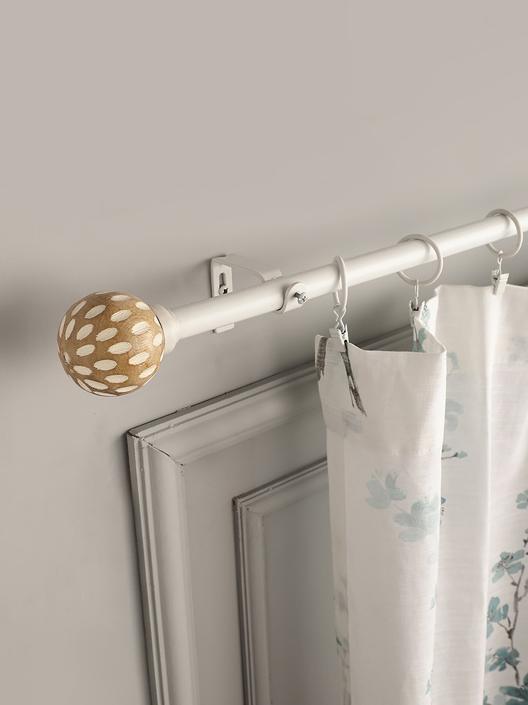 

The Decor Mart White Extendable Curtain Rods With Brackets
