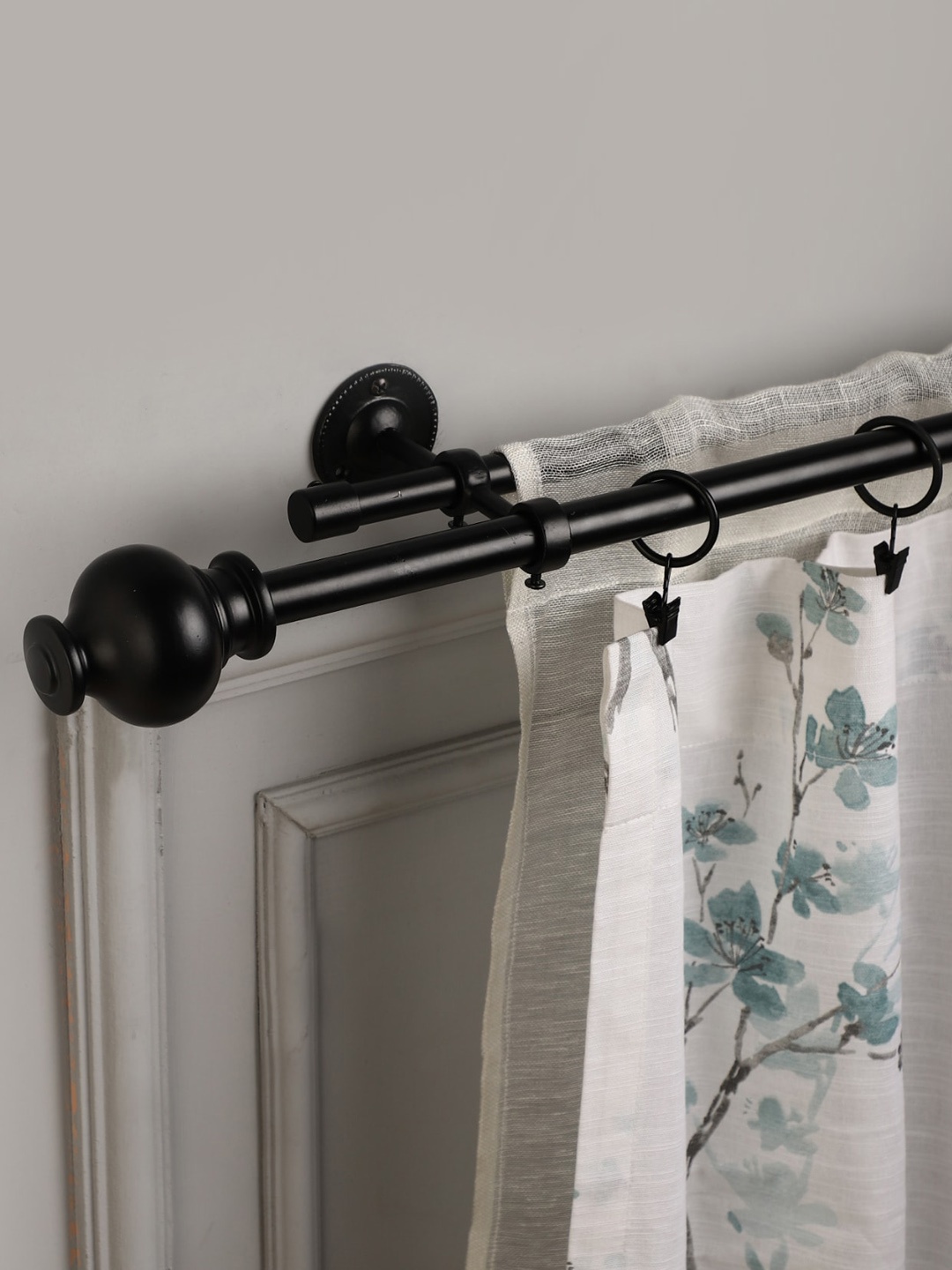 

The Decor Mart Black Extendable Curtain Rods With Brackets