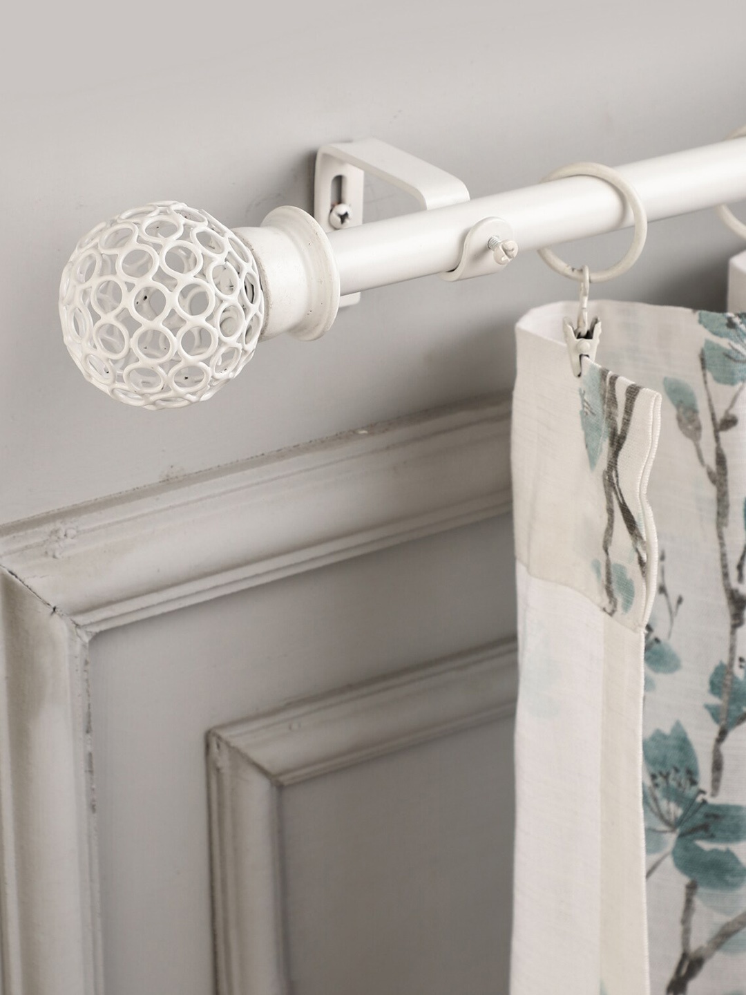 

The Decor Mart White Extendable Curtain Rods With Brackets