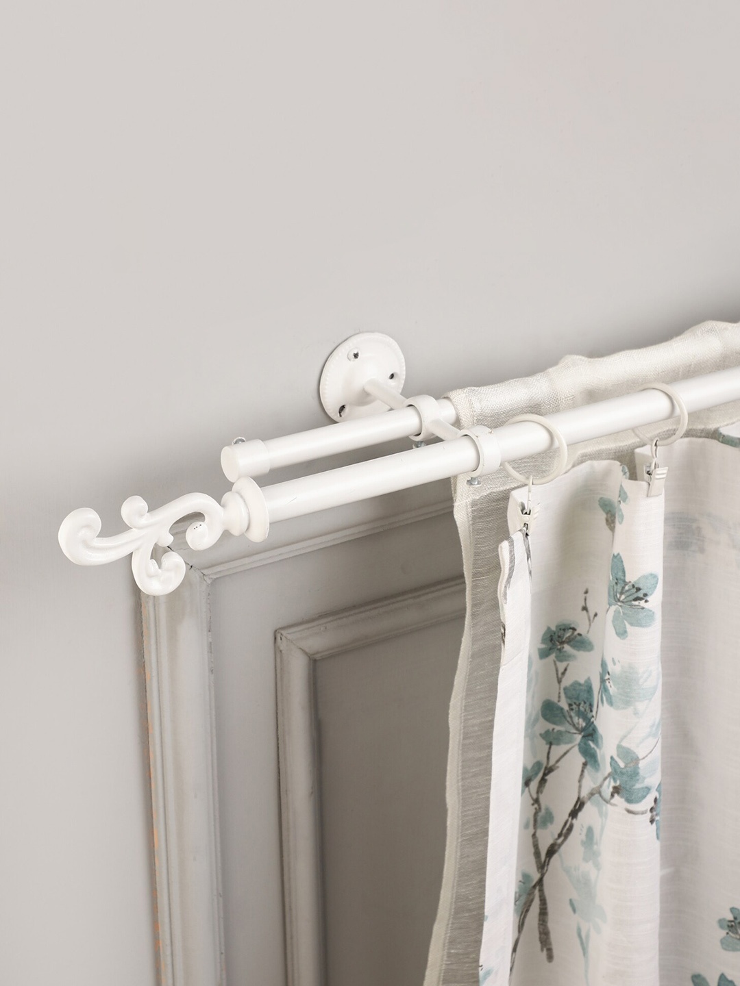 

The Decor Mart White Extendable Curtain Rods With Brackets