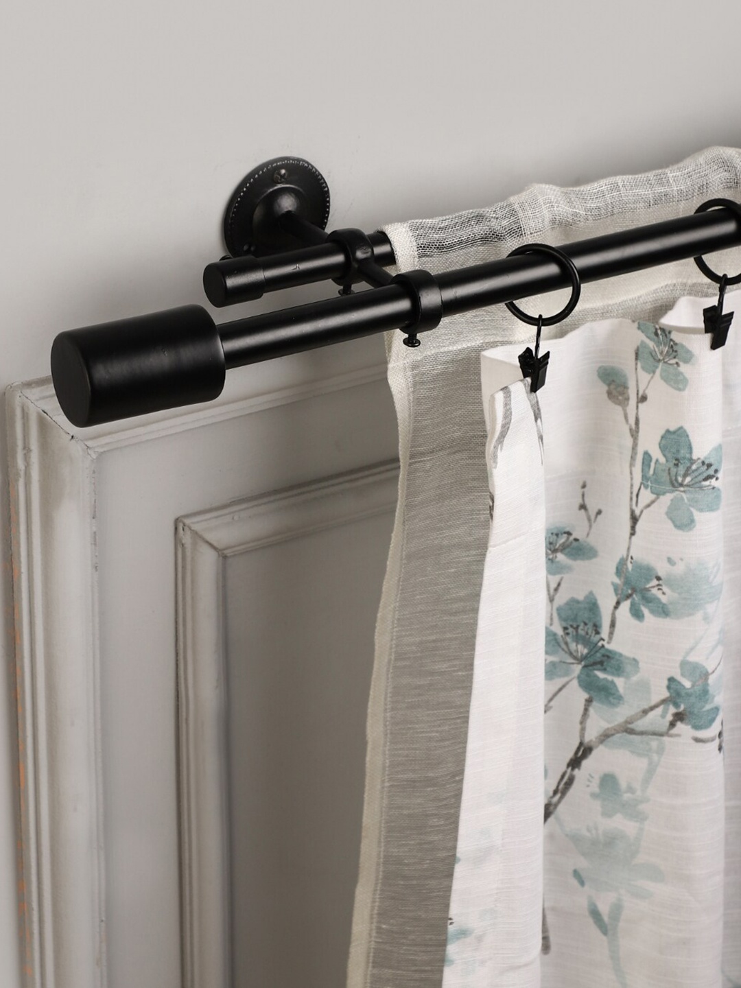 

The Decor Mart Black Extendable Curtain Rods With Brackets