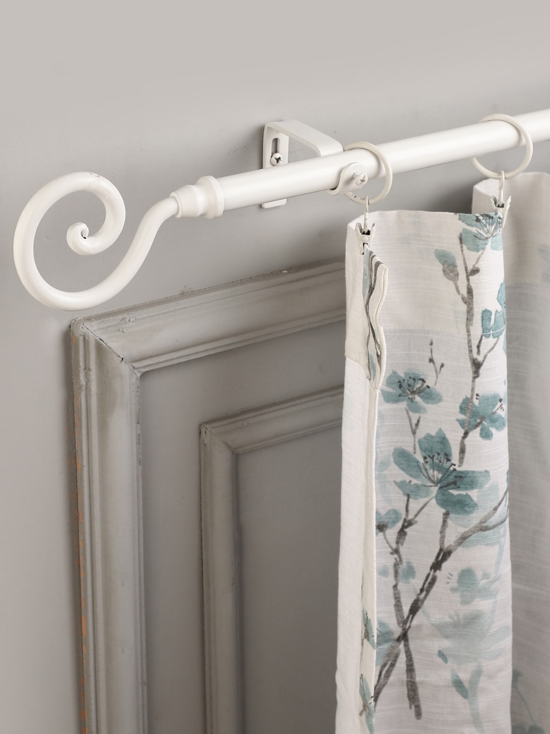 

The Decor Mart White Extendable Curtain Rods With Brackets