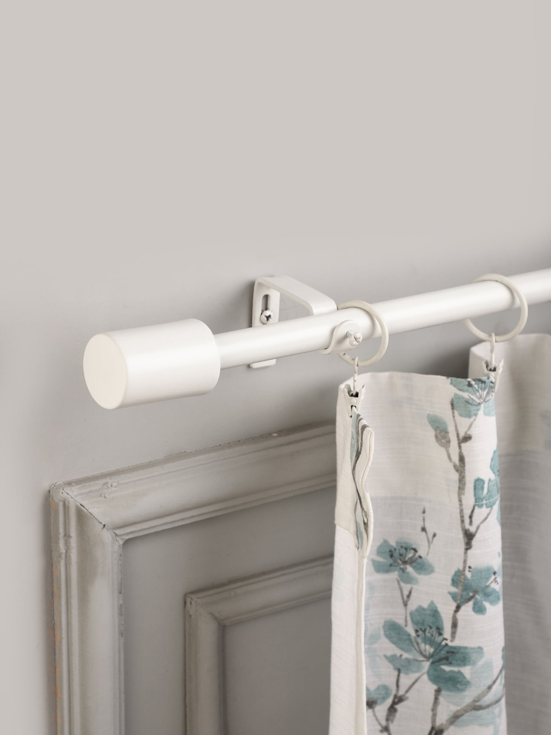 

The Decor Mart White Extendable Curtain Rods With Brackets