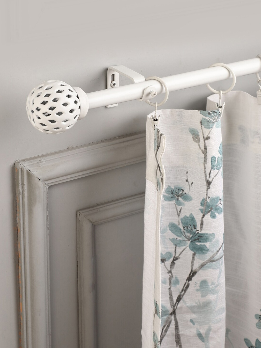 

The Decor Mart White Extendable Curtain Rods With Brackets