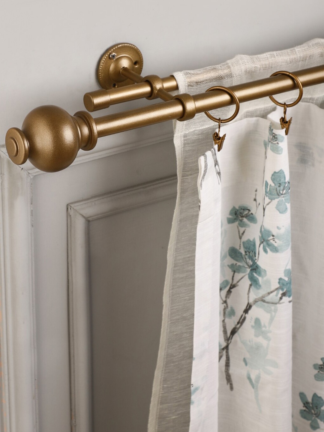 

The Decor Mart Gold Toned Extendable Curtain Rods With Brackets