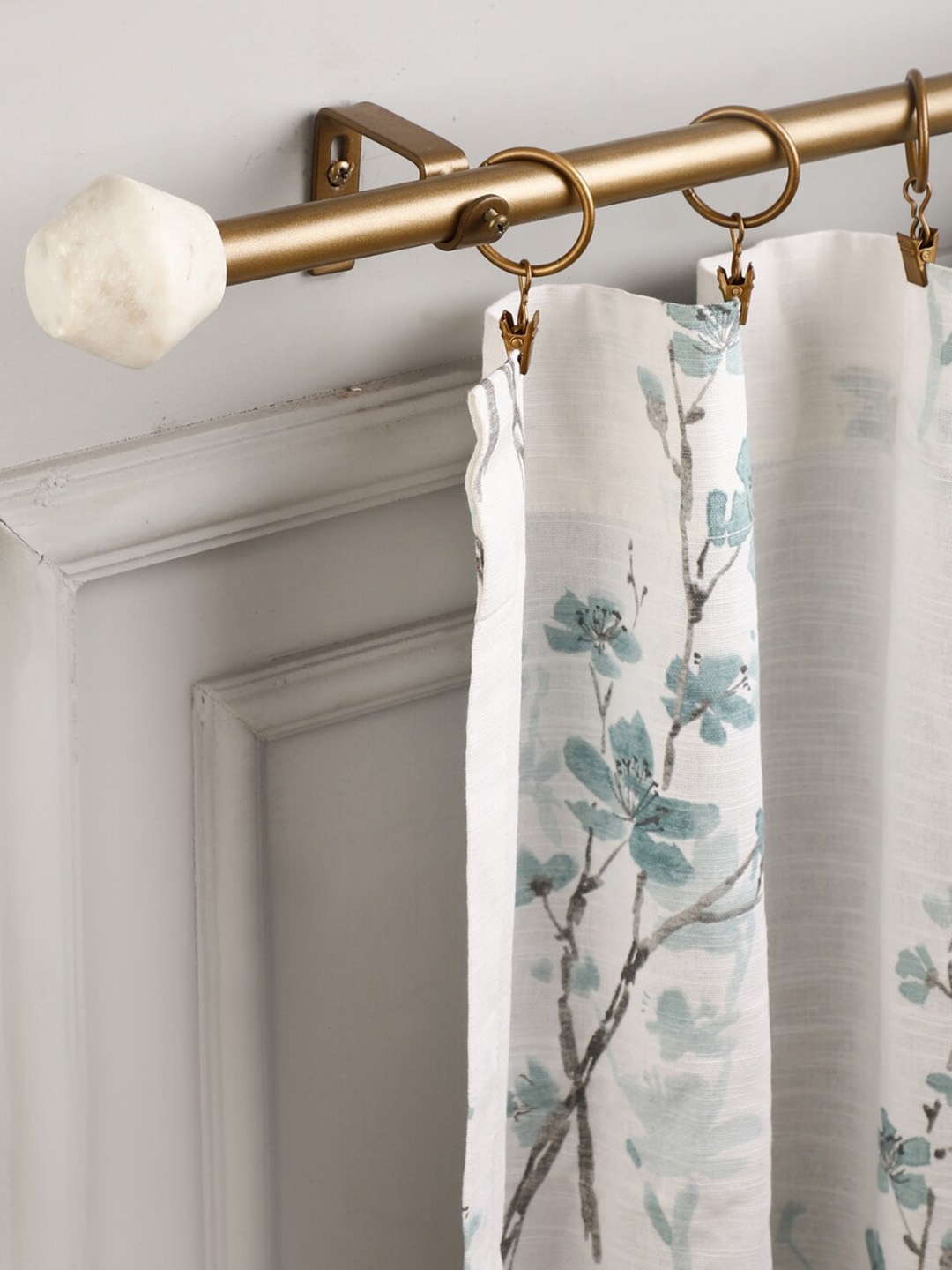 

The Decor Mart Gold Toned Extendable Curtain Rods With Brackets