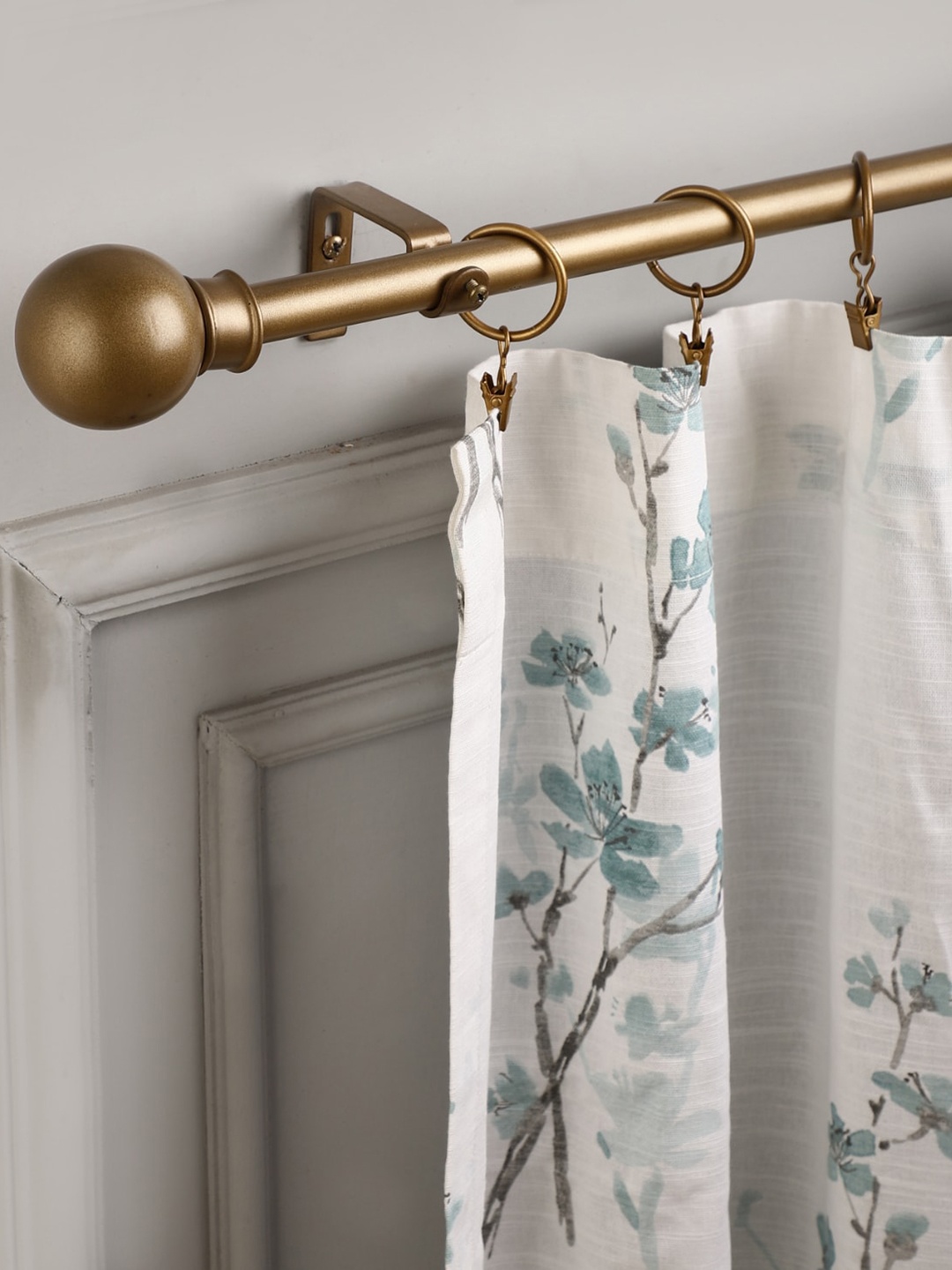 

The Decor Mart Gold Toned Extendable Curtain Rods With Brackets