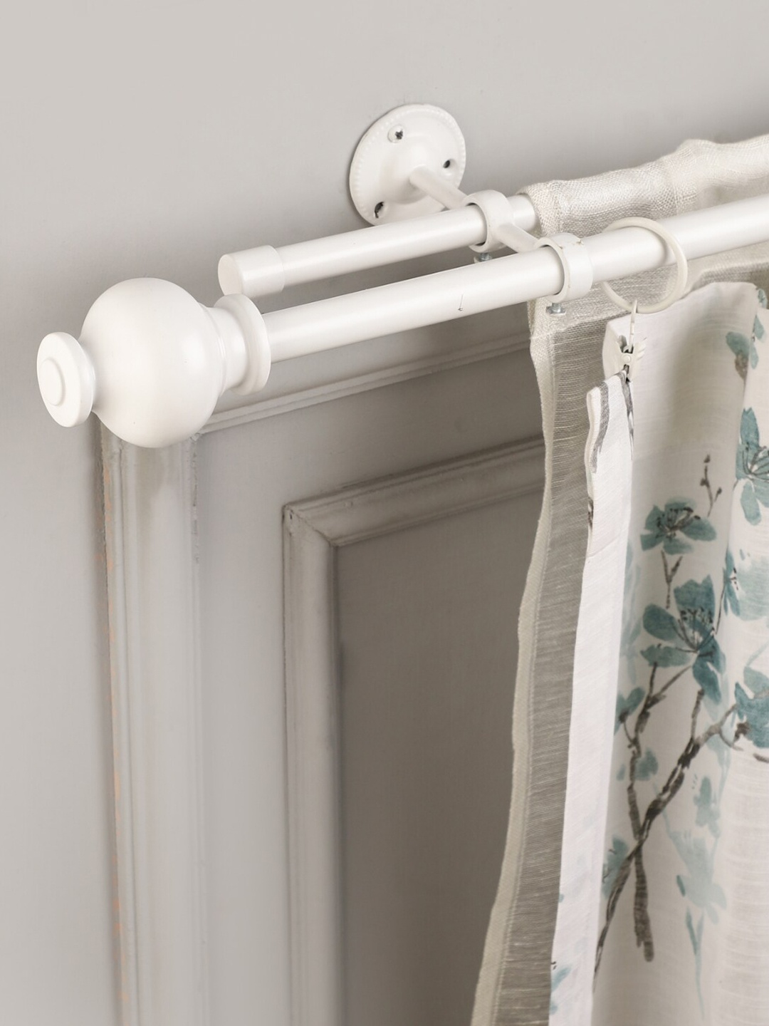 

The Decor Mart White Extendable Curtain Rods With Brackets