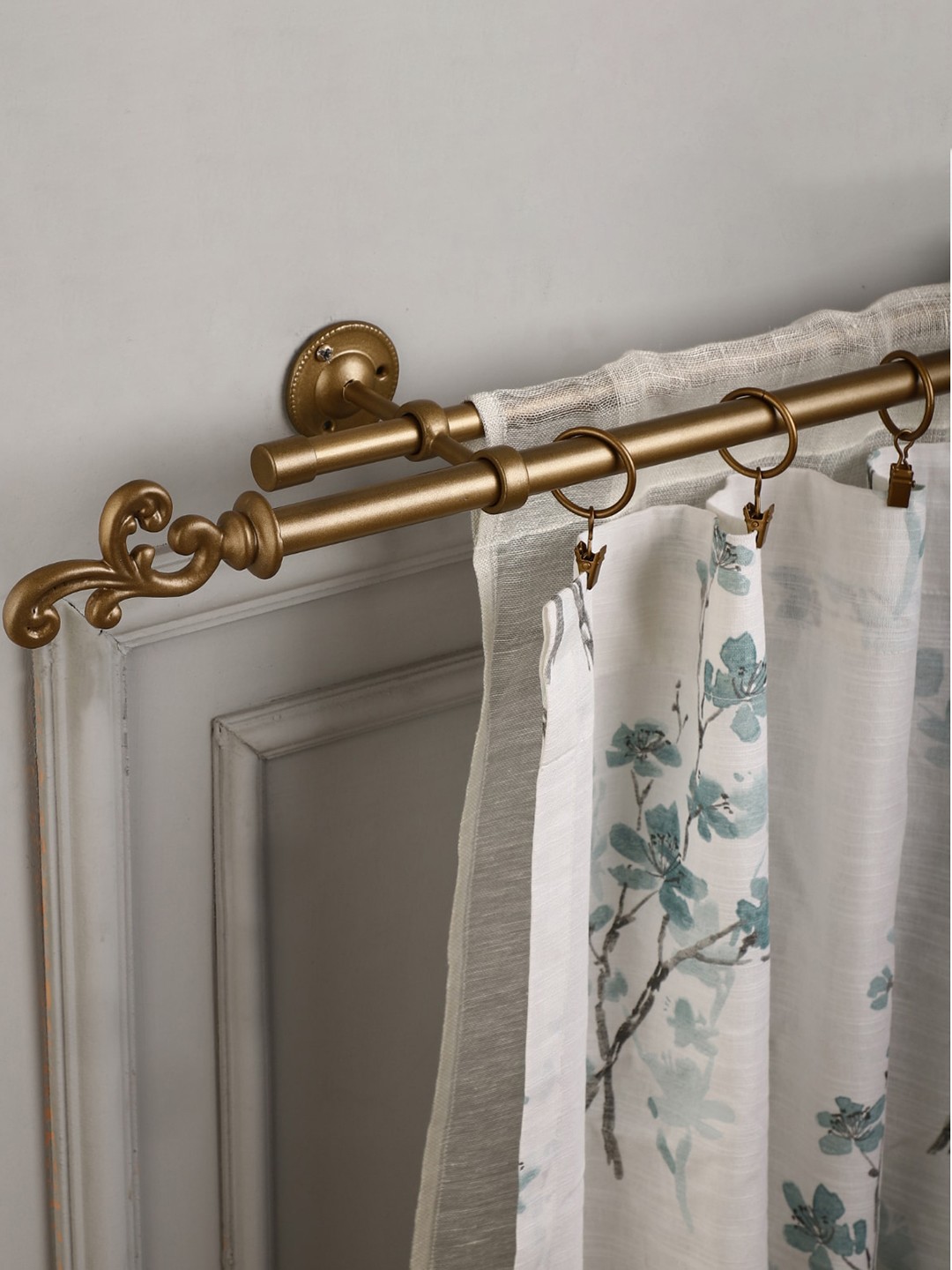

The Decor Mart Gold Toned Extendable Curtain Rods With Brackets