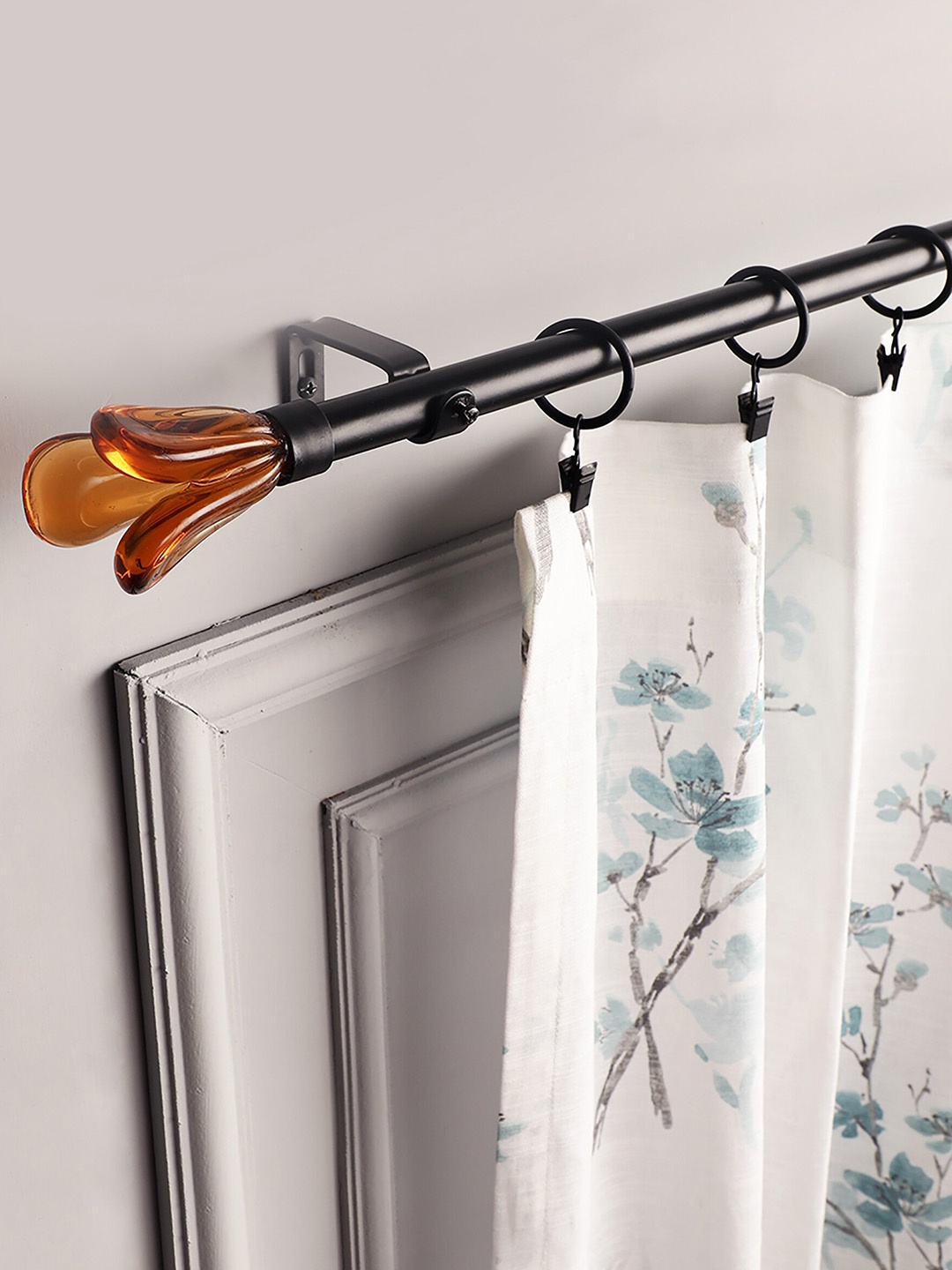 

The Decor Mart 2-Pcs Black & Brown Extendable Curtain Rods With Brackets