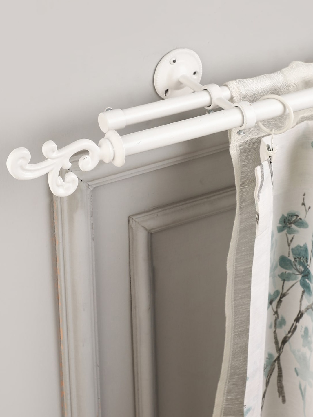 

The Decor Mart 2-Pcs White Extendable Double Curtain Rods With Brackets