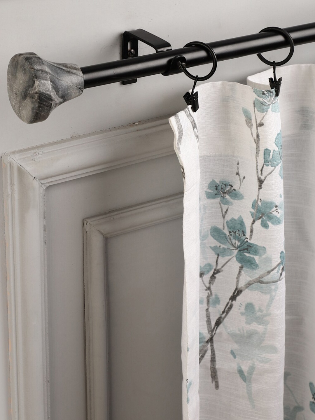 

The Decor Mart 2-Pcs Black Extendable Curtain Rods With Brackets