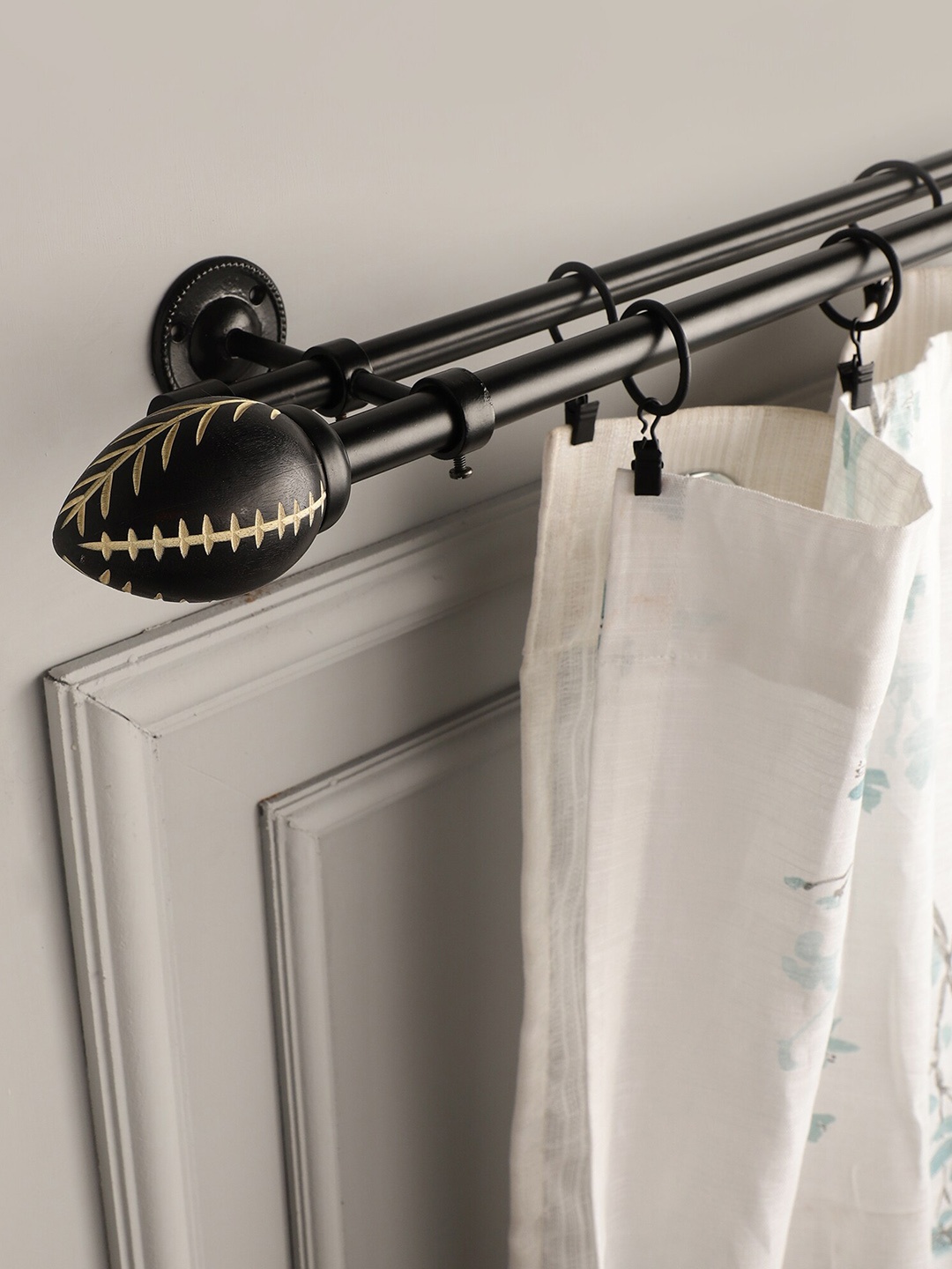 

The Decor Mart Black Extendable Curtain Rods With Brackets