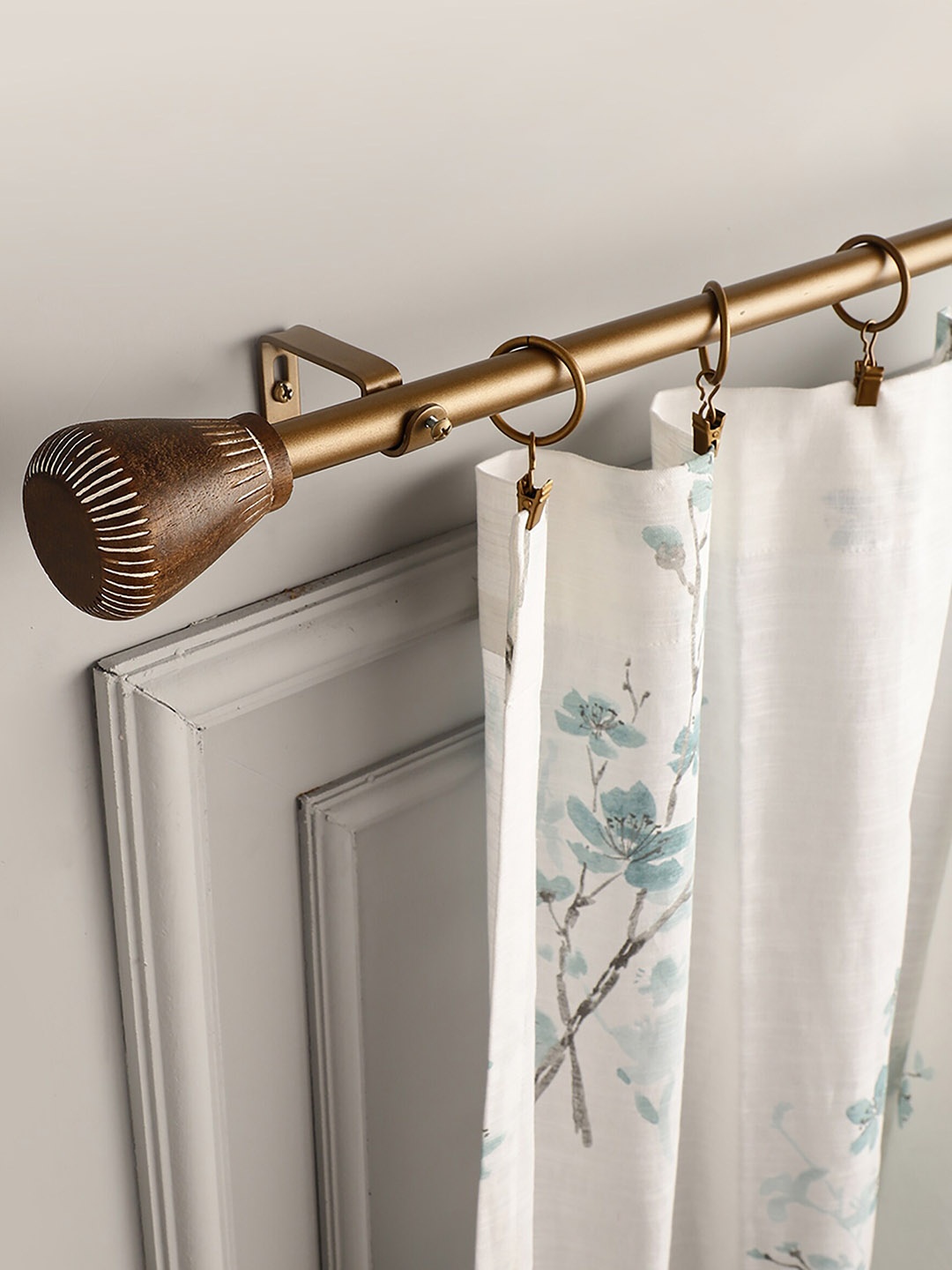 

The Decor Mart Golden Extendable Single Curtain Rods With Brackets, Gold