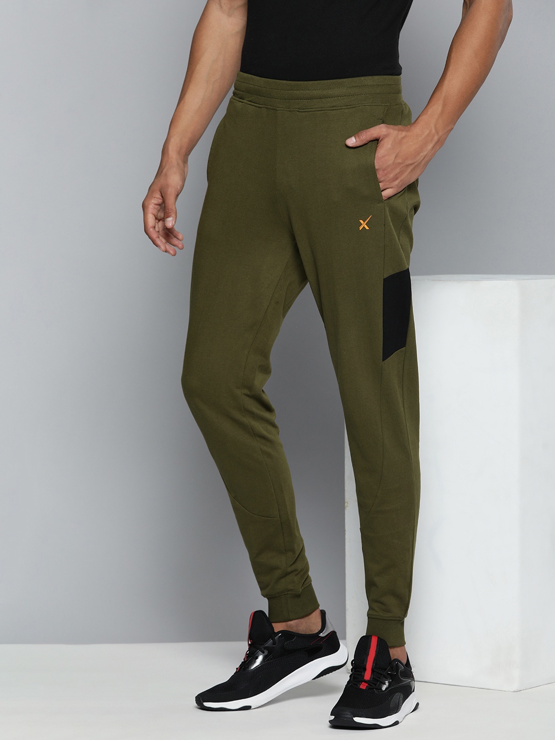 

HRX by Hrithik Roshan Men Lifestyle Solid Regular Fit Joggers, Olive
