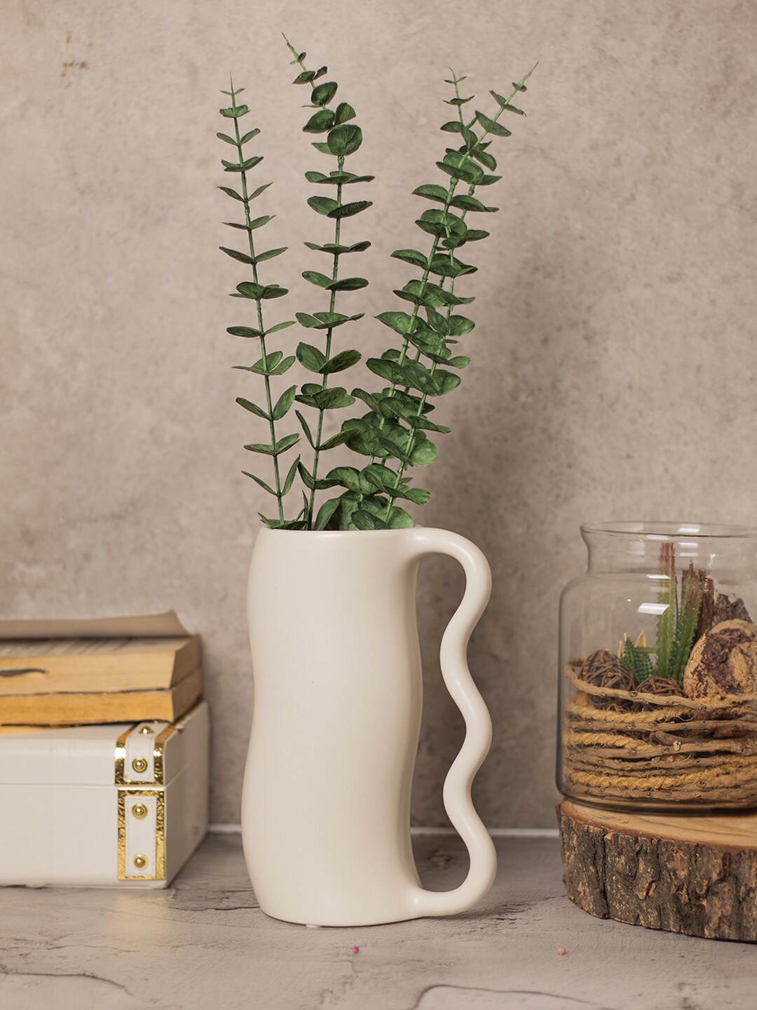 

MARKET99 Cream-Coloured Solid Ceramic Vase