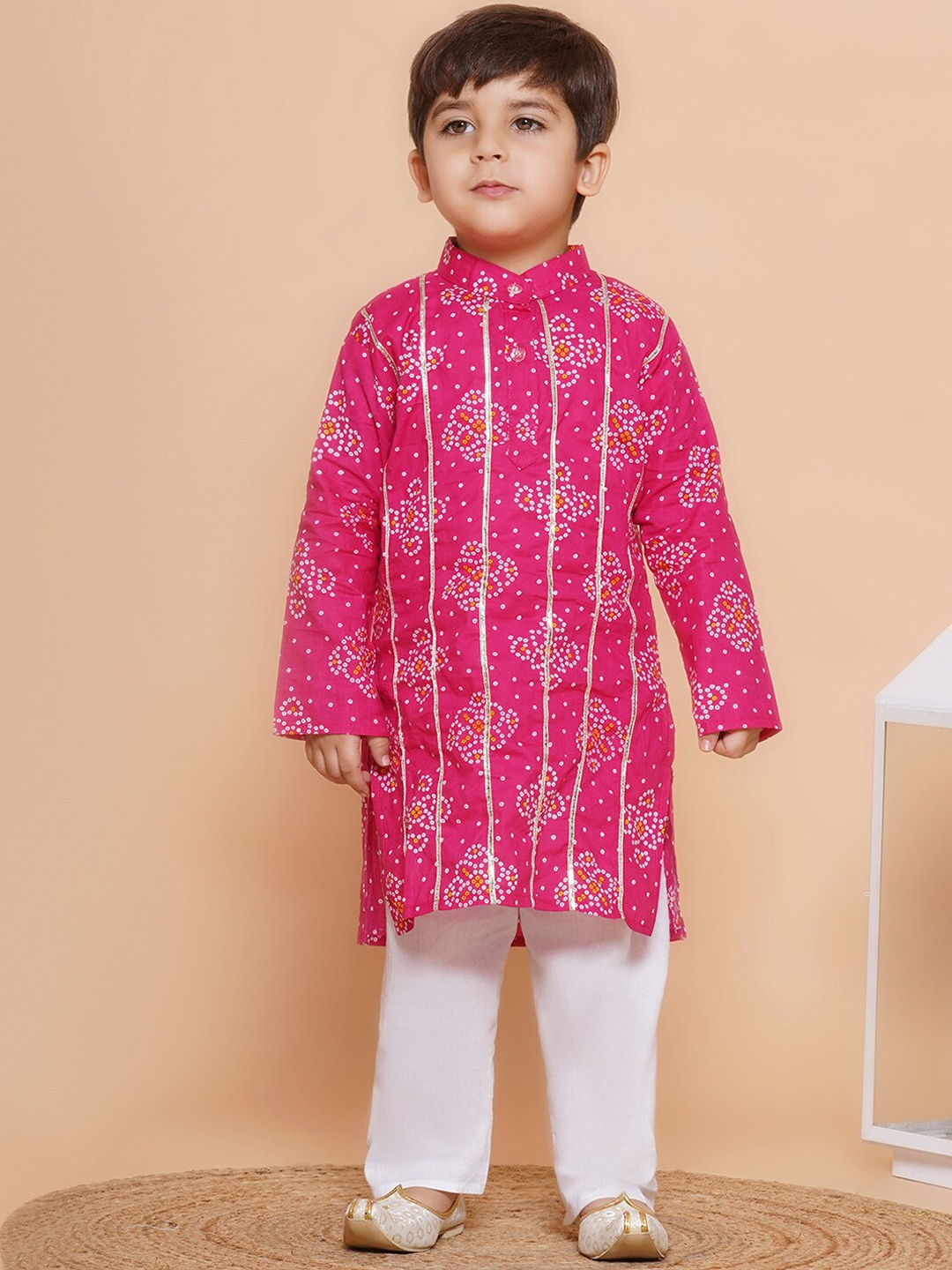 

Aj DEZInES Boys Bandhani Printed Band Collar Gotta Patti Pure Cotton Kurta With Pyjamas, Pink