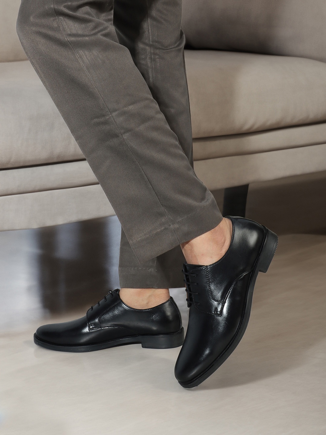 

Carlton London Men Leather Formal Oxfords, Black