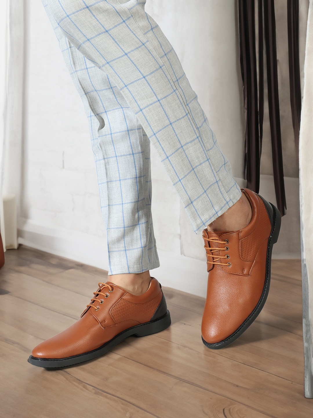 

Carlton London Men Solid Formal Derbys, Tan
