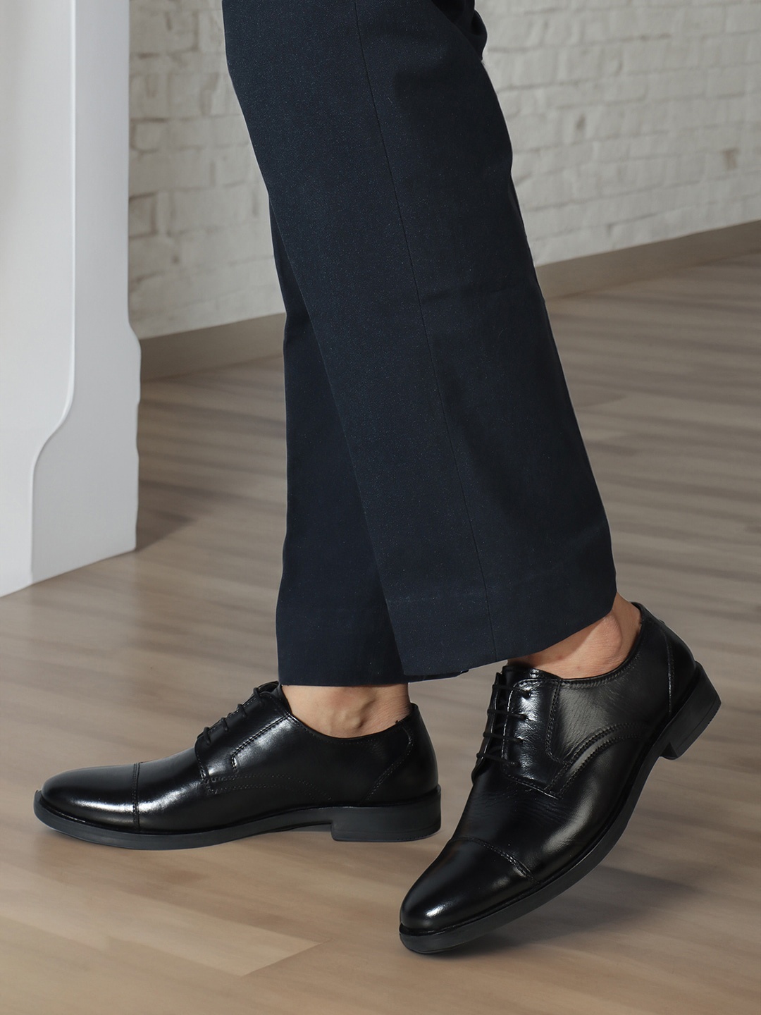 

Carlton London Men Leather Formal Derbys, Black